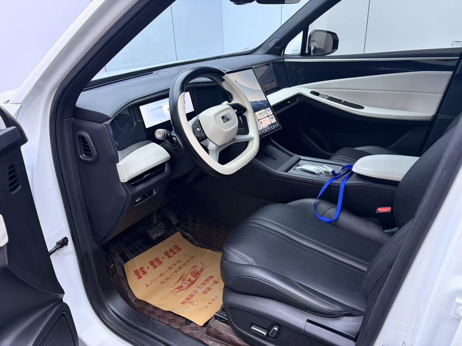2024款 银河L7 1.5T 115km PLUS 龙腾版 多角度实拍