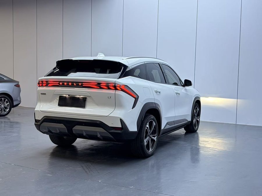 2024款 银河L7 1.5T 115km PLUS 龙腾版 多角度实拍