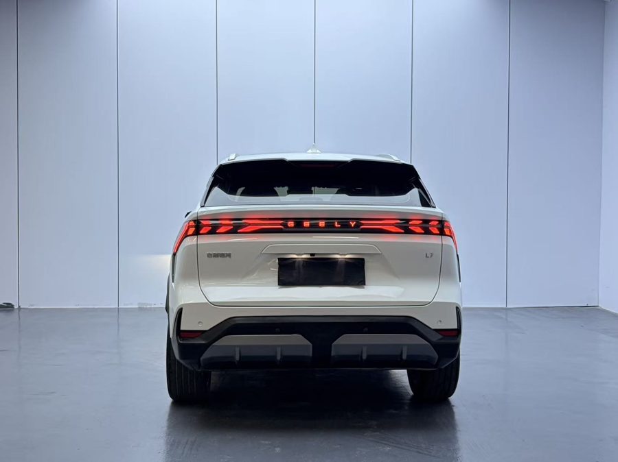 2024款 银河L7 1.5T 115km PLUS 龙腾版 多角度实拍