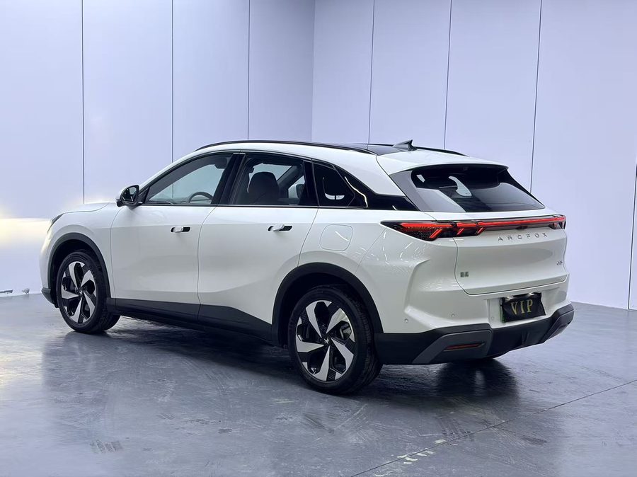 2026款 极狐 阿尔法T5(ARCFOX αT5) 增程 215 元境智行版 多角度实拍